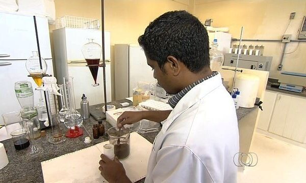 Julião Pereira em atividade prática no laboratório de química.