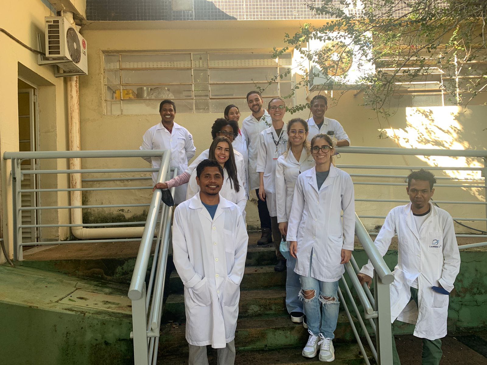 Julião Pereira with a laboratory team, related to methods, quality and standardization.