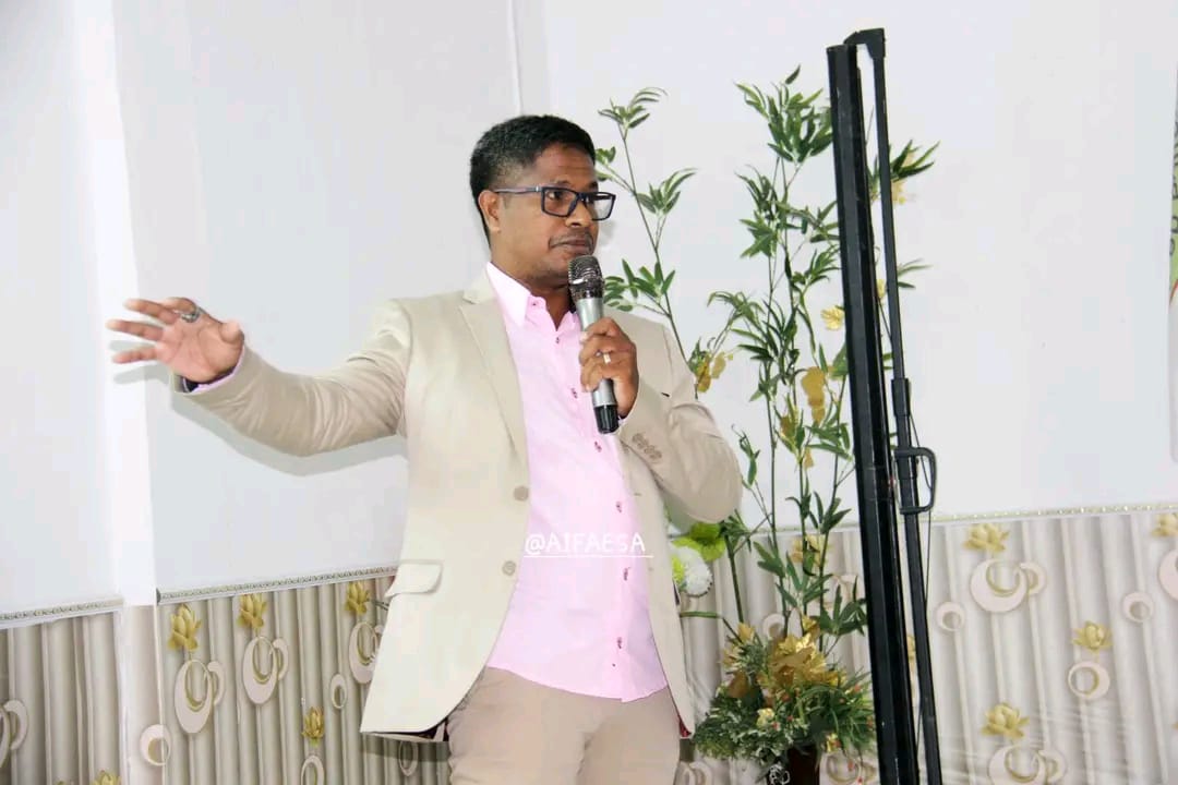 Julião Pereira ministrando palestra e atividade de formação.